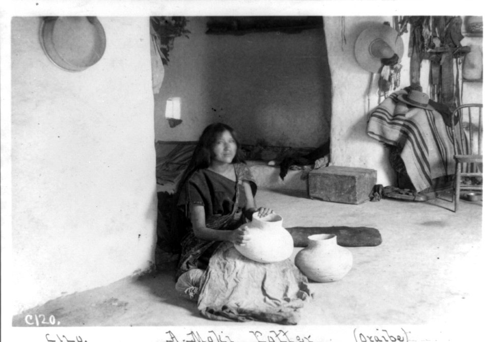A Moki potter (Oraibe) LCCN2002716422