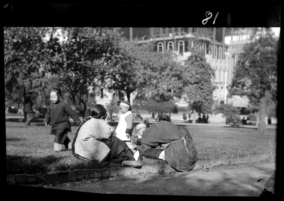A picnic on Portsmouth Square, Chinatown, San Francisco LOC agc.7a08986