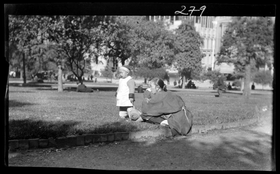 A picnic on Portsmouth Square, Chinatown, San Francisco LOC agc.7a09039