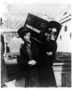 A Polish emigrant boarding ship - he carries trunk on his shoulders LCCN2001704434