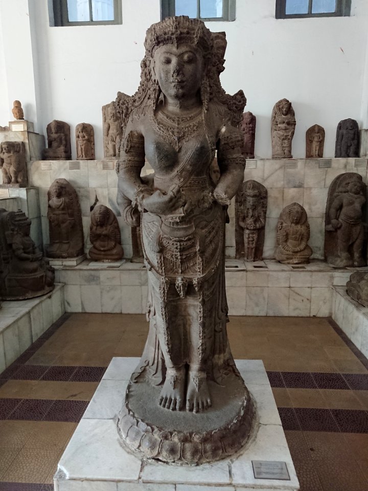 A Queen Sculpture 6058 -1