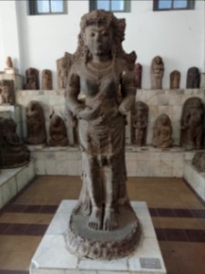A Queen Sculpture 6058 -1