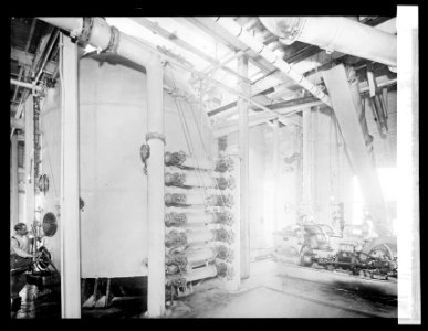 A refinery vacuum pan and pump LCCN2016824488