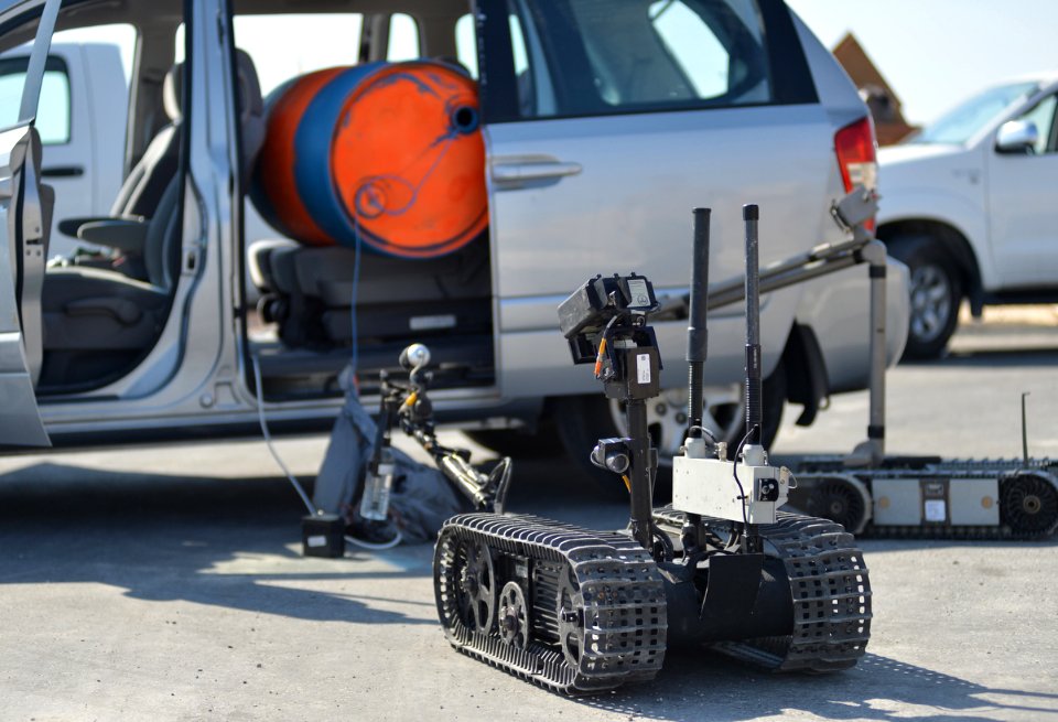 A robot is used during bomb training. (8188175754)