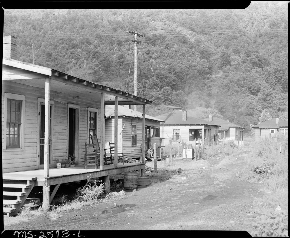 A row of typical houses. Dixie Darby Fuel Company, Marne Mine, Lejunior, Harlan County, Kentucky. - NARA - 541312