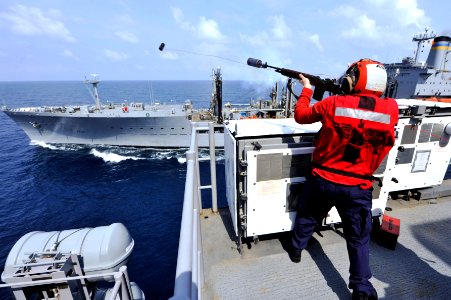 A Sailor fires a line to USS Rappahannock. (8498337276)