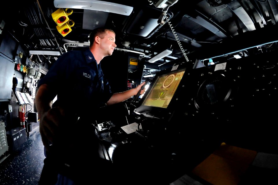 A Sailor helms USS Jason Dunham. (8560367848)