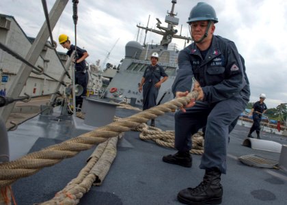 A Sailor mans a line aboard USS Fort Worth. (16406382439)