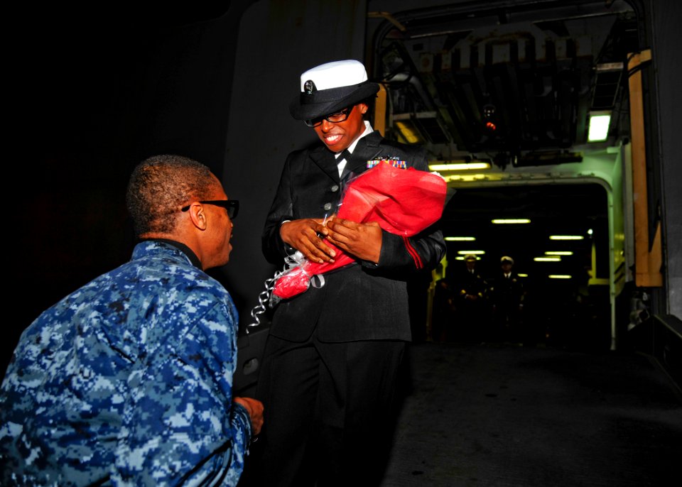 A Sailor proposes after a 3-month deployment. (8247726368)