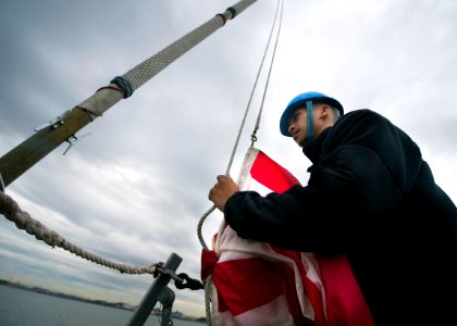 A Sailor raises the Navy jack. (10210346994)