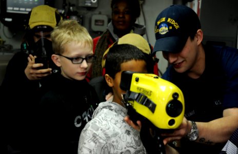 A Sailor shows students a termal imager aboard USS Blue Ridge. (8488252171)