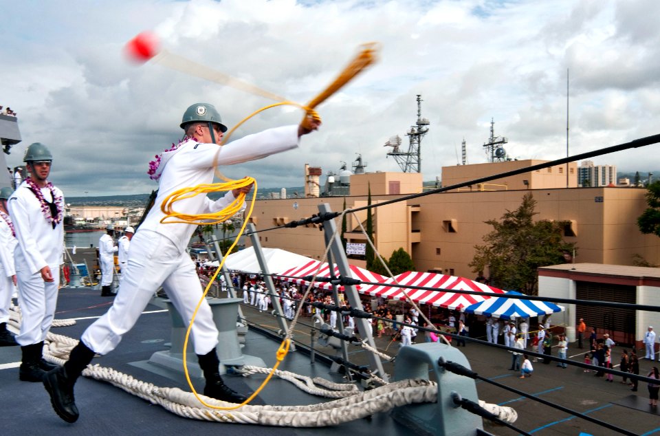 A Sailor tosses a line aboard USS Michael Murphy. (8223131161)