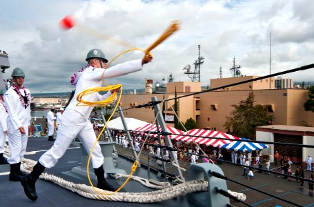 A Sailor tosses a line aboard USS Michael Murphy. (8223131161)