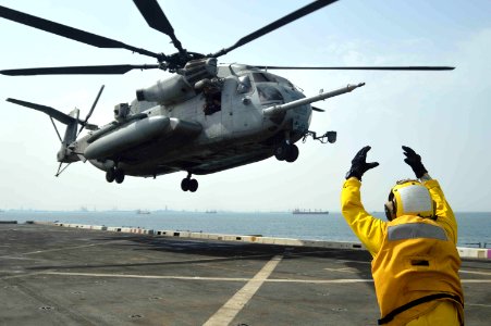 A sailor's signals take-off to CH-53E Super Stallion. (8696781918)