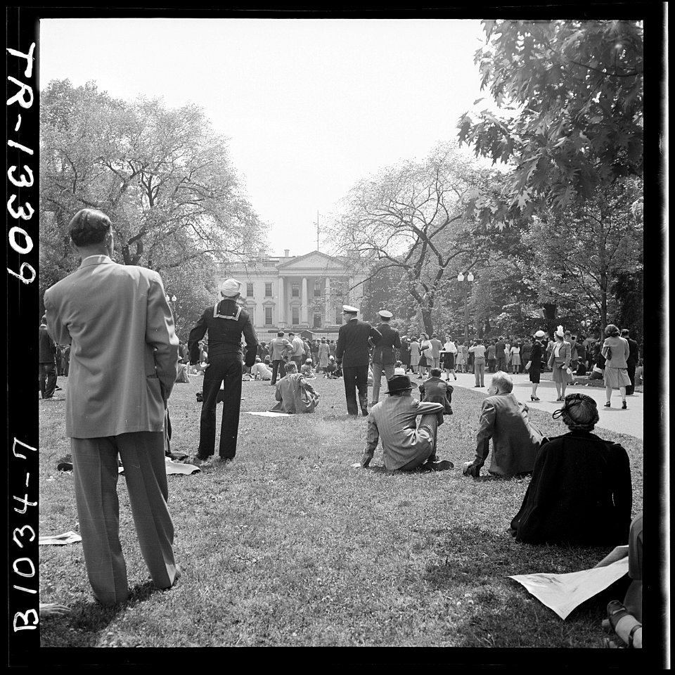 A stunned public in Washington, D.C., were grave and thoughtful the morning after they had been informed of the death... - NARA - 520711