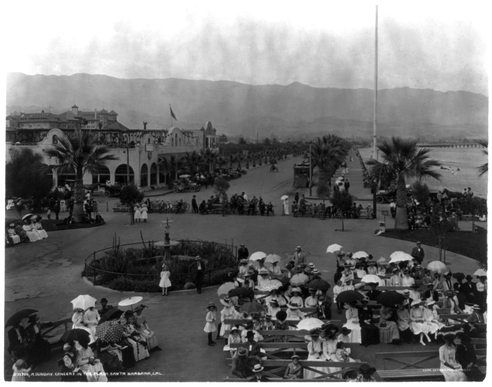 A Sunday concert in the plaza, Santa Barbara, Cal. LCCN2006682460