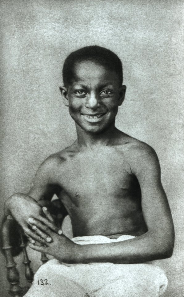 Alberto Henschel - Menino sorridente