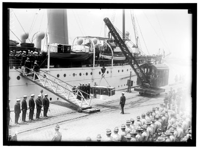 ALDUNATE, SANTIAGO. AMBASSADOR FROM CHILE. AFTER FUNERAL, TAKING BODY TO NAVY YARD AND PLACING ON SHIP. PALLBEARERS AT FUNERAL IN GROUP ARE SEC. LANSING, REPS. HOOD AND GOODWIN, AND SEN. LCCN2016869237