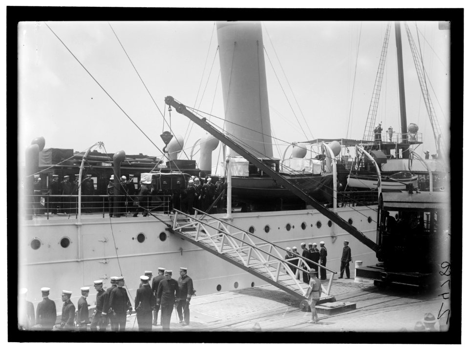 ALDUNATE, SANTIAGO, AMBASSADOR FROM CHILE. AFTER FUNERAL, TAKING BODY TO NAVY YARD AND PLACING ON SHIP. PALLBEARERS AT FUNERAL IN GROUP ARE SEC. LANSING, REPS. HOOD AND GOODWIN, AND SEN. LCCN2016869244