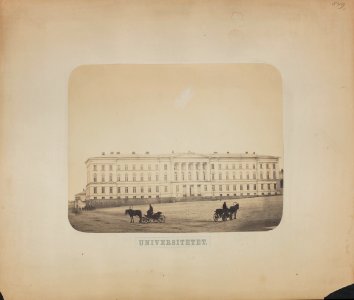 Aleksanterin yliopisto (Helsingin yliopisto) Senaatintorin länsireunalla, rakennuksessa alkuperäiset ikkunat - G29648 - hkm.HKMS000005-km003imx