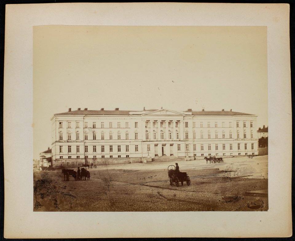 Aleksanterin yliopisto (Helsingin yliopisto) Senaatintorin länsireunalla, rakennuksessa alkuperäiset ikkunat - G29425 - hkm.HKMS000005-km003imu