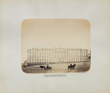 Aleksanterin yliopisto (Helsingin yliopisto) Senaatintorin länsireunalla, rakennuksessa alkuperäiset ikkunat - G29647 - hkm.HKMS000005-km003imw
