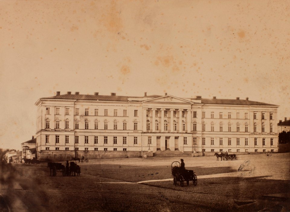 Aleksanterin yliopisto (Helsingin yliopisto) Senaatintorin länsireunalla, rakennuksessa alkuperäiset ikkunat - G29701 - hkm.HKMS000005-km003jnl