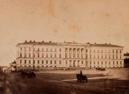 Aleksanterin yliopisto (Helsingin yliopisto) Senaatintorin länsireunalla, rakennuksessa alkuperäiset ikkunat - G29701 - hkm.HKMS000005-km003jnl