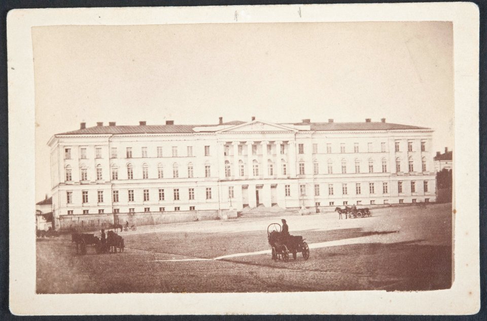 Aleksanterin yliopisto (Helsingin yliopisto) Senaatintorin länsireunalla, rakennuksessa alkuperäiset ikkunat - G29676 - hkm.HKMS000005-km003imv