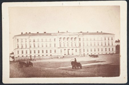 Aleksanterin yliopisto (Helsingin yliopisto) Senaatintorin länsireunalla, rakennuksessa alkuperäiset ikkunat - G29676 - hkm.HKMS000005-km003imv