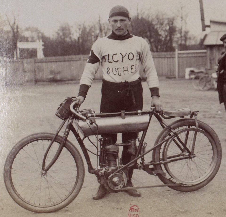 Alessandro Anzani (sur Alcyon I), vainqueur en 1905 de la coupe Hydra