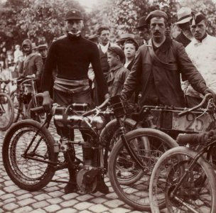 Alessandro Anzani (sur Alcyon au Circuit des Ardennes 1904)