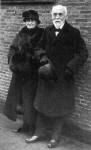 Aletta Lorentz-Kaiser and Hendrik Antoon Lorentz in front of a wall, Leiden, 11 December 1925 photo