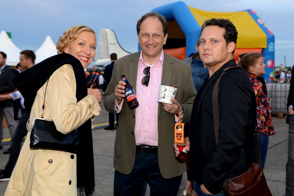 Alexander Graf Lambsdorff tries Samuel Adams Boston Lager, 4th of July 2019 in Berlin