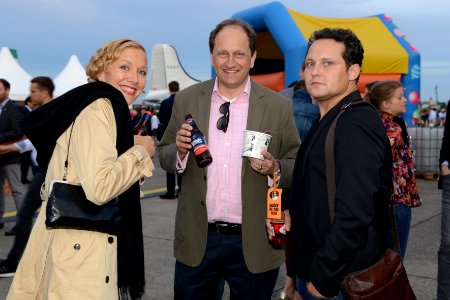 Alexander Graf Lambsdorff tries Samuel Adams Boston Lager, 4th of July 2019 in Berlin