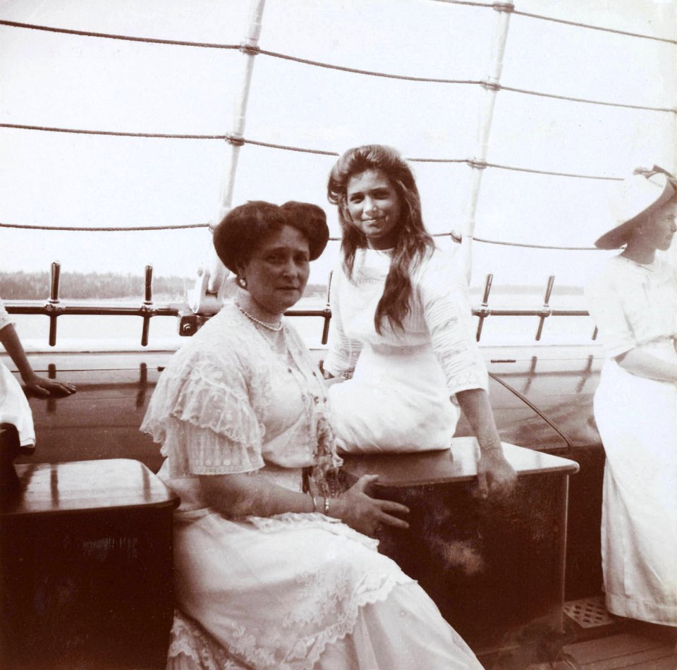 Alexandra Fyodorovna and Maria Nikolaevna aboard the Standart