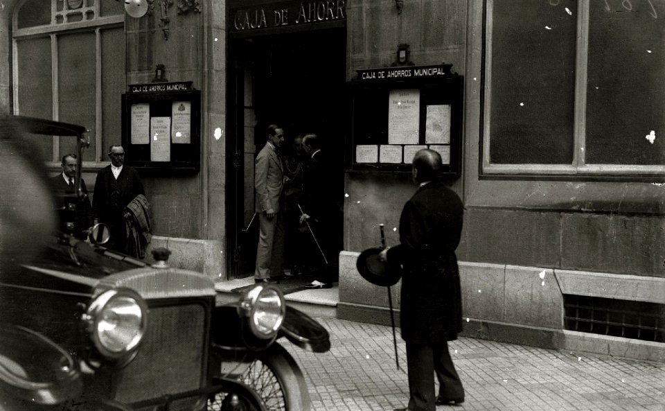 Alfonso XIII en la entrada de la Caja de Ahorros Municipal en la calle Getaria (1 de 1) - Fondo Car-Kutxa Fototeka
