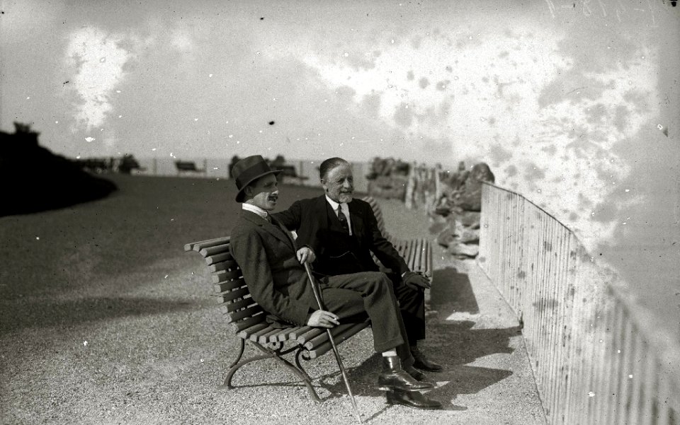 Alfonso XIII junto a un hombre sentado en una terraza de Igeldo (1 de 1) - Fondo Car-Kutxa Fototeka
