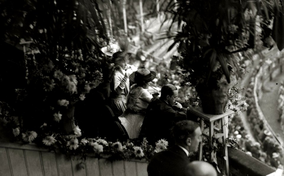Alfonso XIII y Victoria Eugenia en un palco de la plaza de toros de 'El Txofre' (1 de 1) - Fondo Car-Kutxa Fototeka
