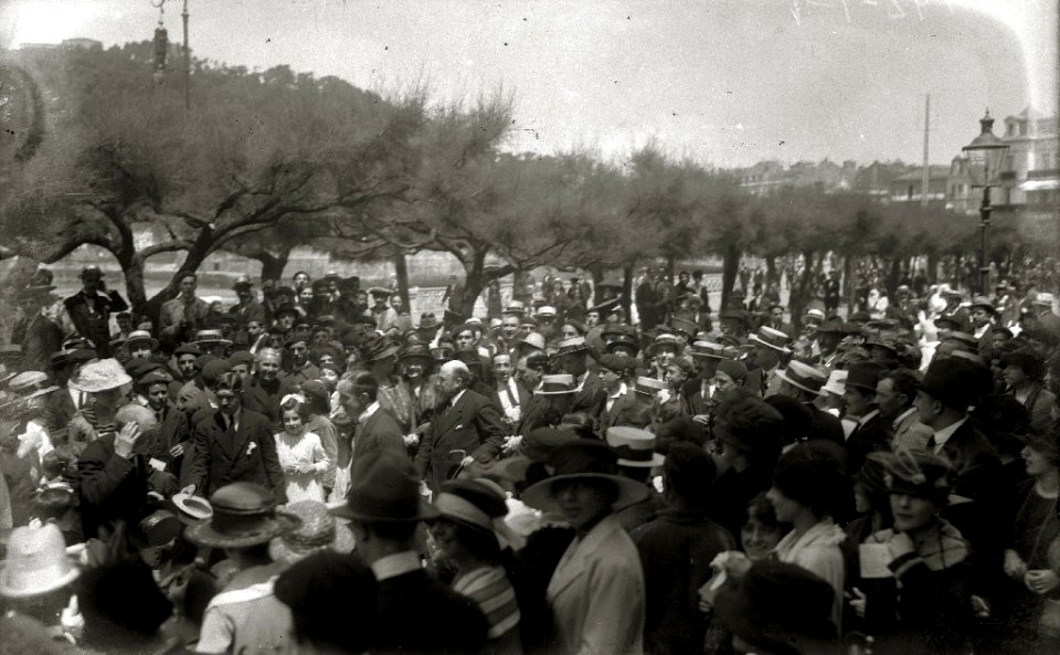 Alfonso XIII rodeado de una multitud en el paseo de la Concha (1 de 1) - Fondo Car-Kutxa Fototeka