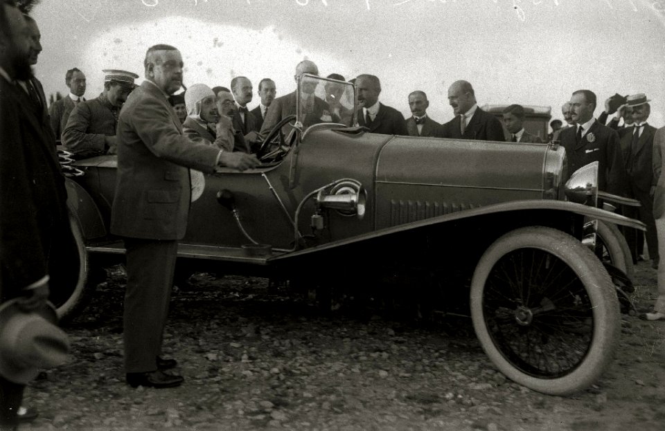 Alfonso XIII probando un automóvil (1 de 1) - Fondo Car-Kutxa Fototeka