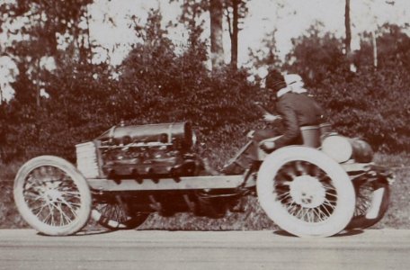 Algernon Lee Guiness, vainqueur du kilomètre de Dinan sur Darracq 200 hp 8 cylindres (décembre 1906, à 180mkh)