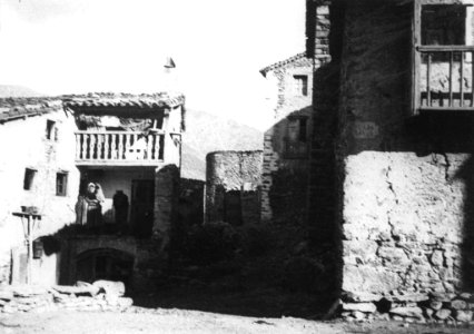Algunes cases de Toloriu, una amb gent al balcó