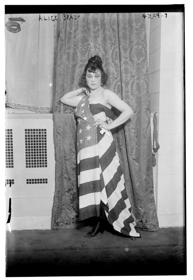 Alice Brady (draped in Old Glory) LCCN2014704684