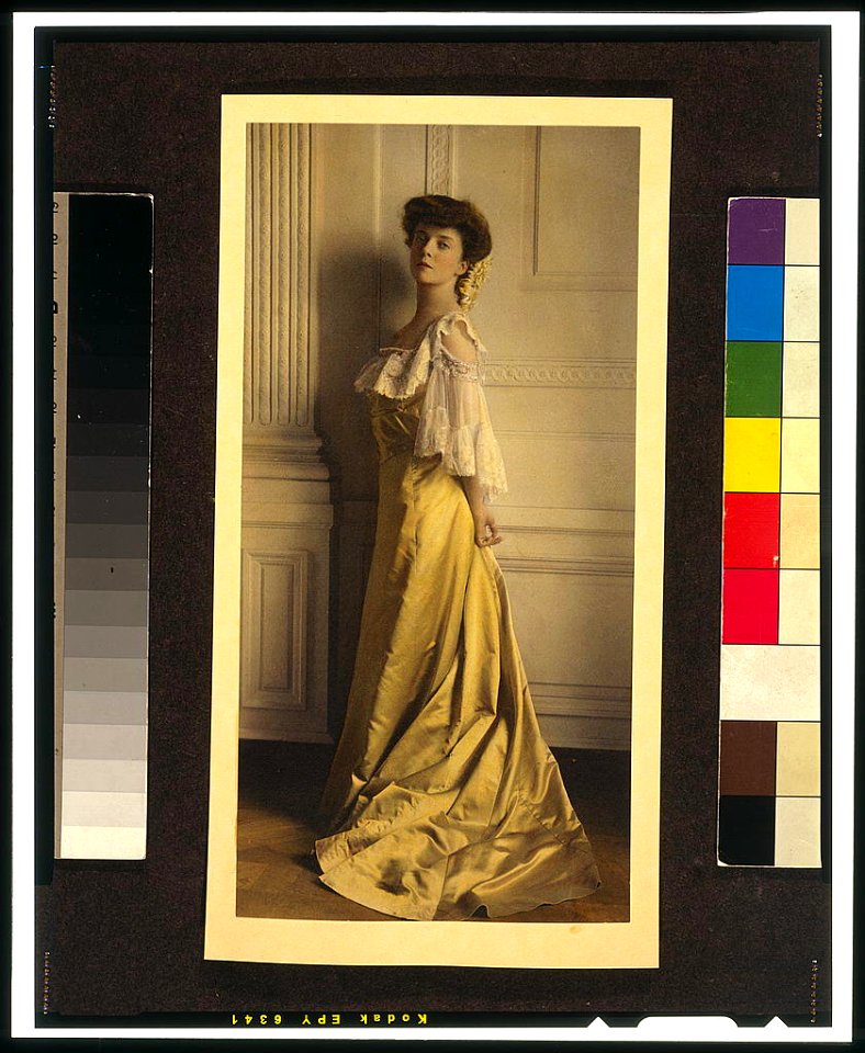 Alice Roosevelt Longworth, full-length portrait, standing, facing left LCCN98516476