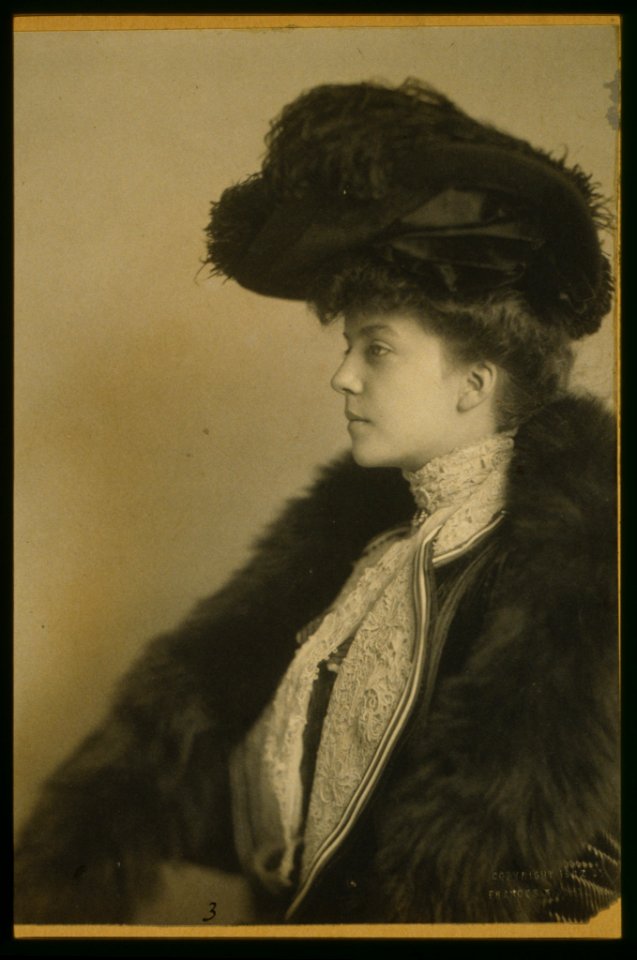 Alice Roosevelt Longworth, half-length portrait, wearing hat and fur, seated, facing left LCCN2001697083