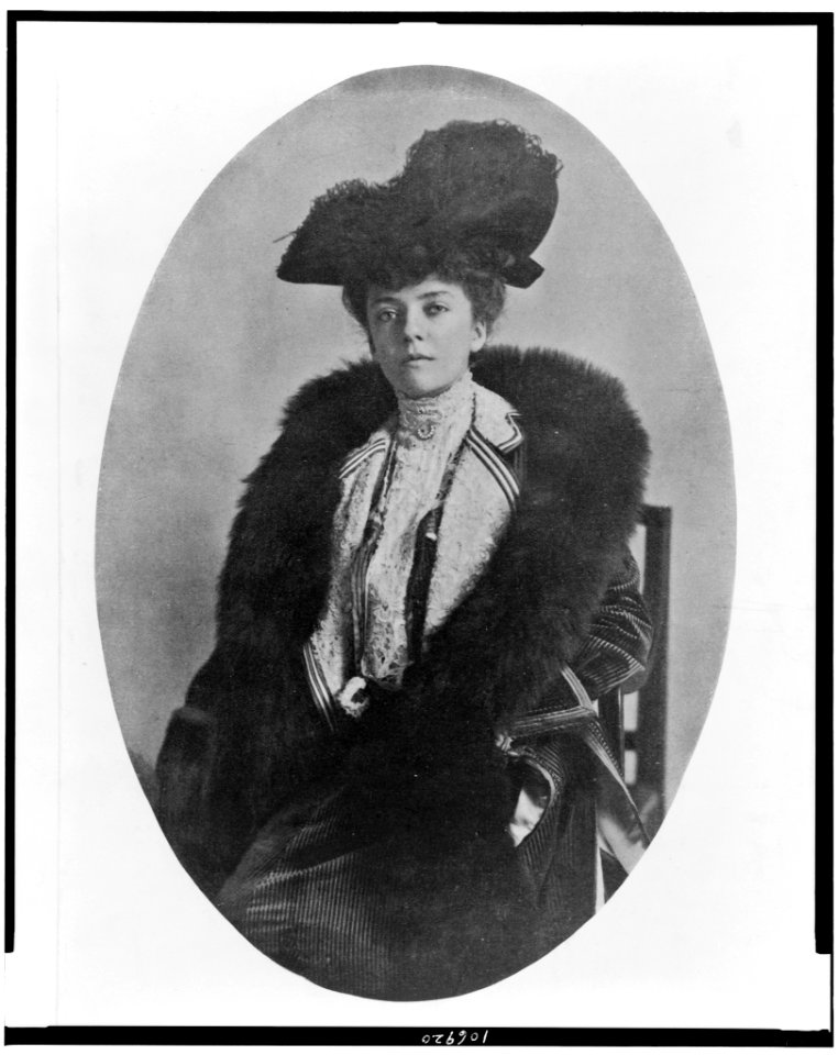 Alice Roosevelt Longworth, three-quarter length portrait, seated, facing slightly left LCCN92522324