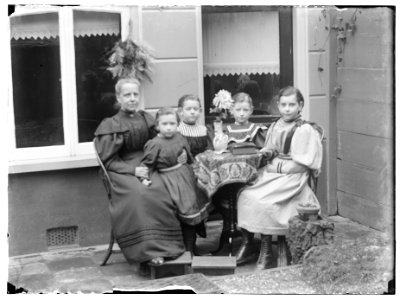 Alida Wolff met haar 4 kinderen foto 1 (max res)
