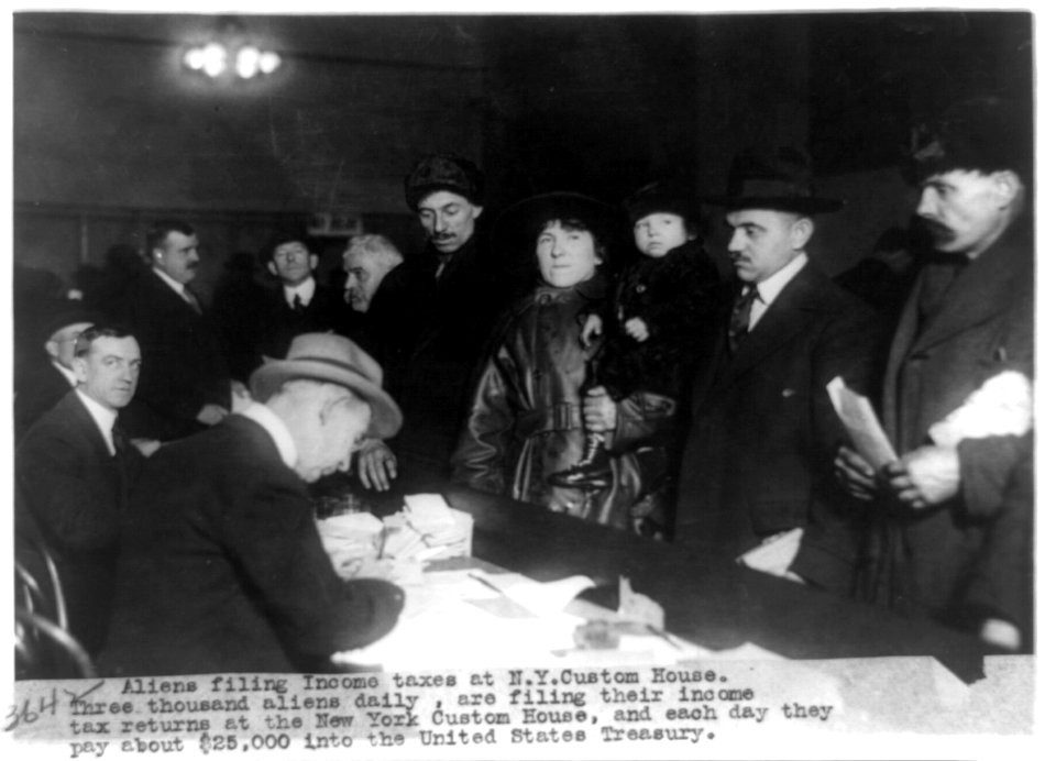 Aliens filing income taxes at N.Y. Custom House LCCN91795901