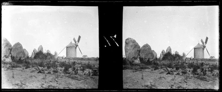 Alineaments de menhirs al costat d'un molí de vent